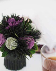 bouquet stabilisé, fleurs stabilisées, rose éternelle, stachys, fleur mauve lila